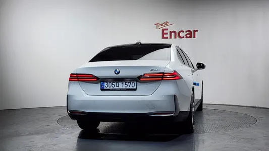 BMW 5 Series (G60) 520i 2023 4