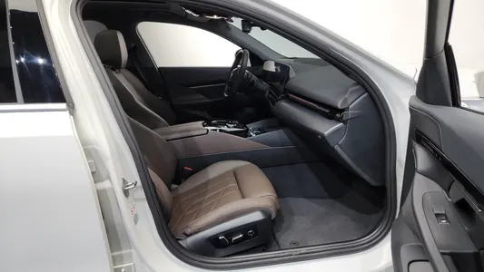 BMW 5 Series (G60) 520i 2023 11