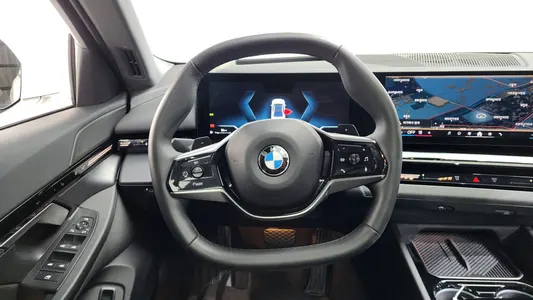 BMW 5 Series (G60) 520i 2023 13