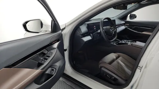 BMW 5 Series (G60) 520i 2023 10
