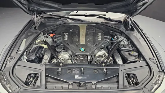 BMW 5 Series (F10) 550i xDrive 2012 6