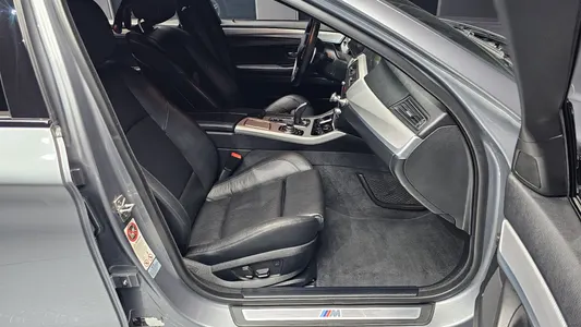 BMW 5 Series (F10) 550i xDrive 2012 11