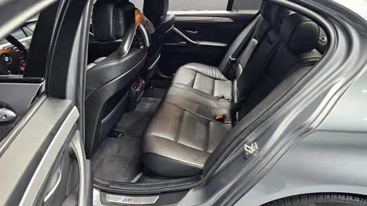 BMW 5 Series (F10) 550i xDrive 2012 12