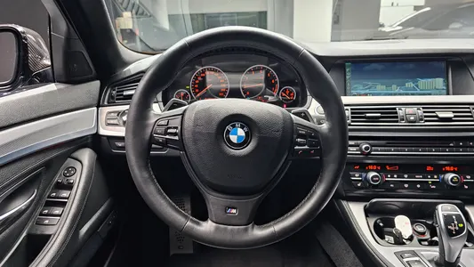 BMW 5 Series (F10) 550i xDrive 2012 14