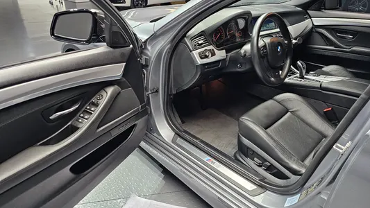 BMW 5 Series (F10) 550i xDrive 2012 10