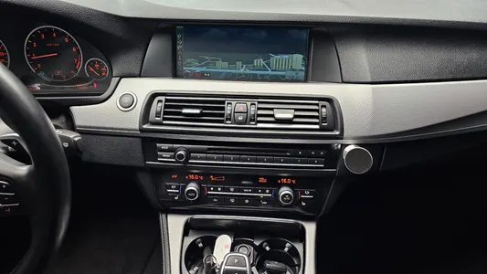 BMW 5 Series (F10) 550i xDrive 2012 16