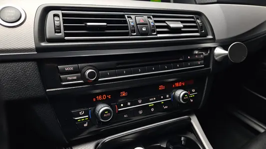 BMW 5 Series (F10) 550i xDrive 2012 17