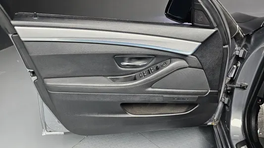 BMW 5 Series (F10) 550i xDrive 2012 24