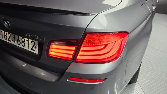 BMW 5 Series (F10) 550i xDrive 2012 23