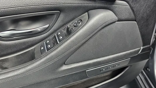BMW 5 Series (F10) 550i xDrive 2012 28