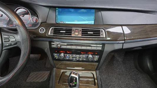 BMW 7 Series (F01) 750Li xDrive 2011 14