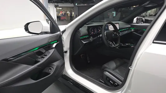 BMW 5 Series (G60) 530e xDrive M 2025 9