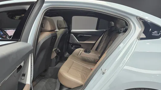 BMW 5 Series (G60) 520i M 2024 11