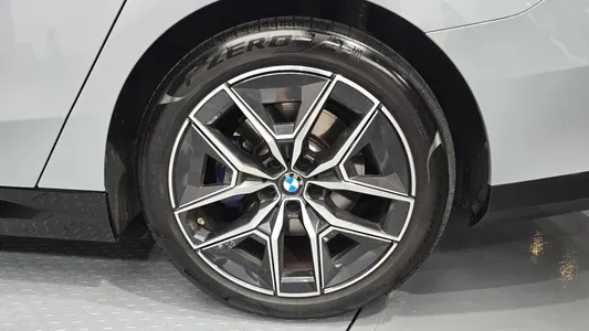 BMW 5 Series (G60) 520i M 2024 21