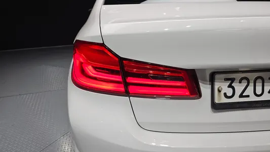 BMW 5 Series (G30) 530i 2020 23
