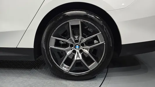 BMW 5 Series (G60) 520i 2024 21