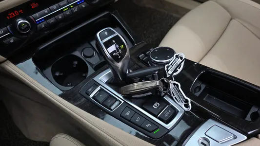 BMW 5 Series (F10) 528i xDrive 2016 8
