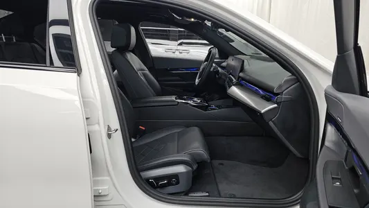 BMW 5 Series (G60) 530e M 2025 11