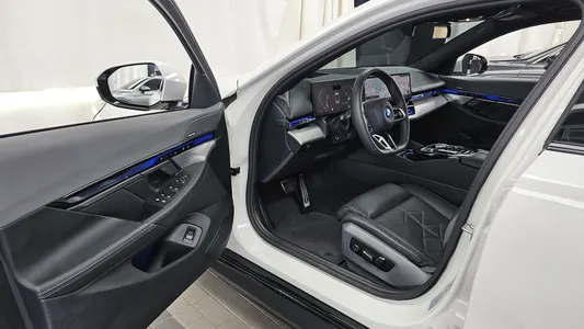 BMW 5 Series (G60) 530e M 2025 10
