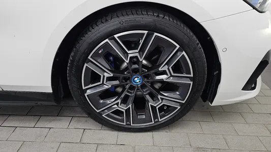 BMW 5 Series (G60) 530e M 2025 21