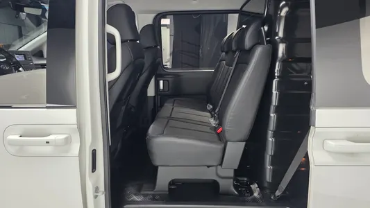 Hyundai Staria L3.5 5 2023 12