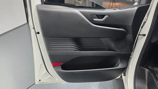 Hyundai Staria L3.5 5 2023 25