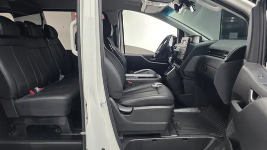 Hyundai Staria L3.5 5 2023 27