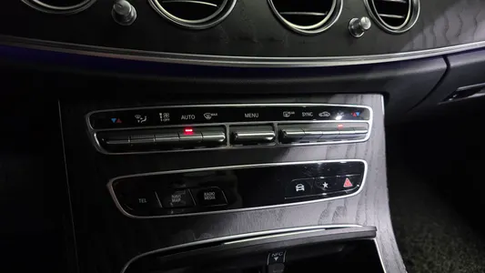 Mercedes-Benz E-Class W213 E220d 4MATIC AMG Line 2021 33