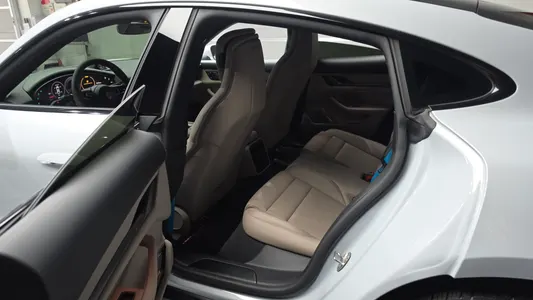 Porsche 타이칸 4S 2025 11