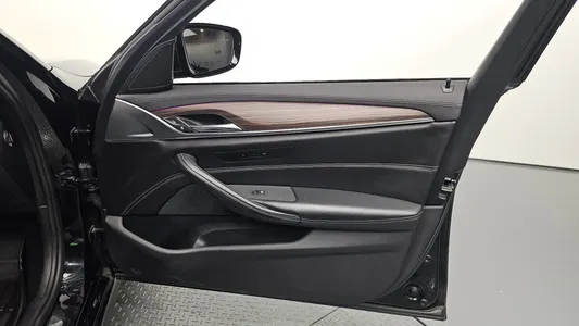 BMW 5 Series (G30) 530i M 2017 24