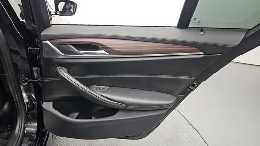 BMW 5 Series (G30) 530i M 2017 25