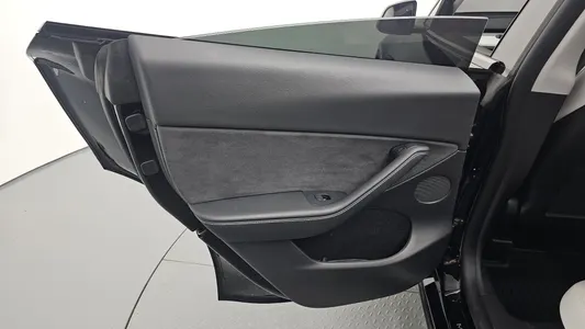 Tesla Y RWD 2023 25