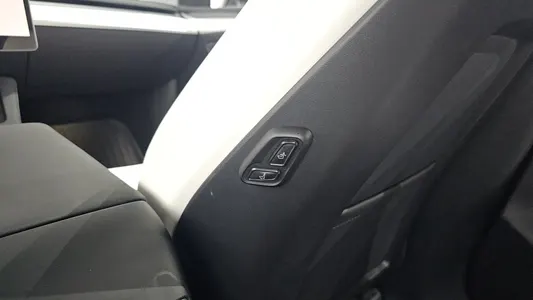 Tesla Y RWD 2023 29