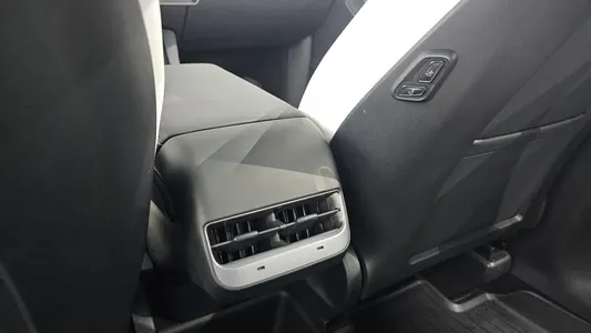 Tesla Y RWD 2023 32