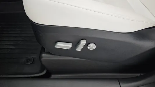 Tesla Y RWD 2023 34