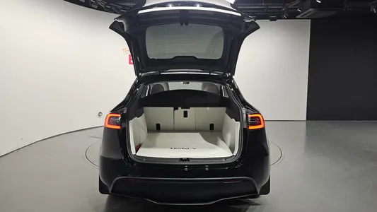 Tesla Y RWD 2023 27