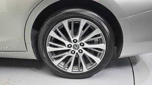 Lexus ES300h 7 2019 5