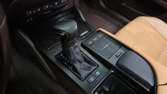 Lexus ES300h 7 2019 9