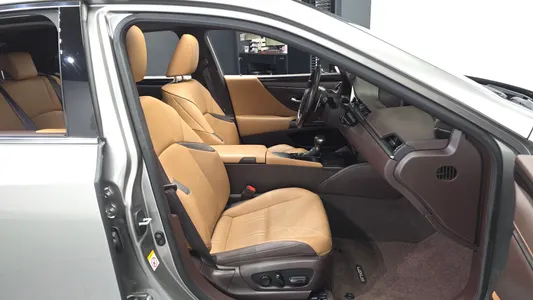 Lexus ES300h 7 2019 11