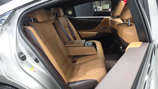 Lexus ES300h 7 2019 12