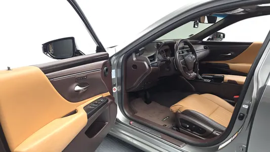Lexus ES300h 7 2019 10