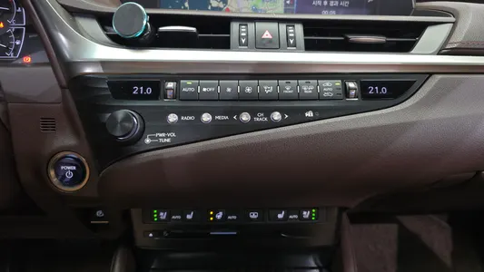 Lexus ES300h 7 2019 16