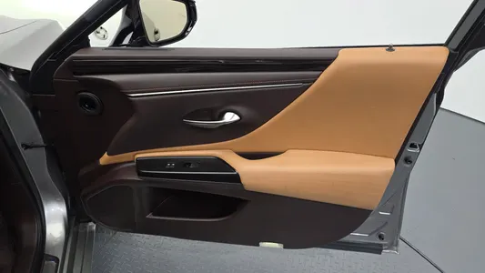 Lexus ES300h 7 2019 24