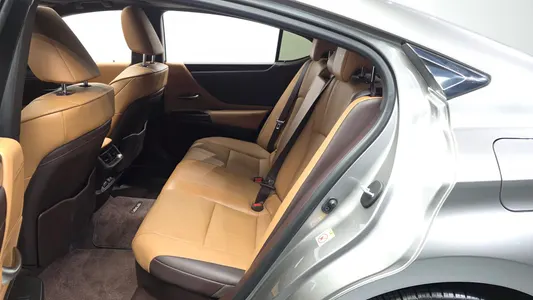 Lexus ES300h 7 2019 26