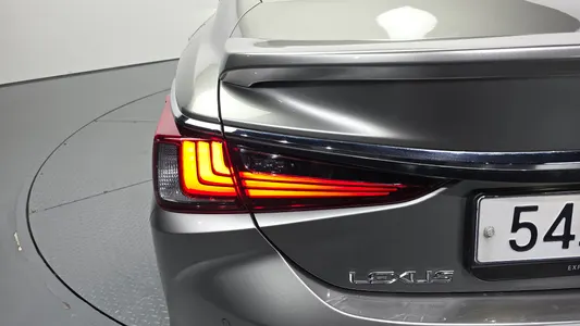 Lexus ES300h 7 2019 23