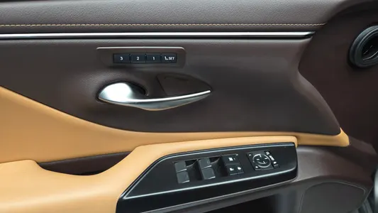 Lexus ES300h 7 2019 31