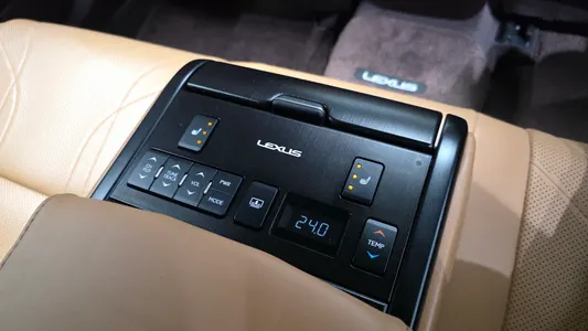 Lexus ES300h 7 2019 27