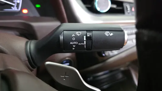 Lexus ES300h 7 2019 28