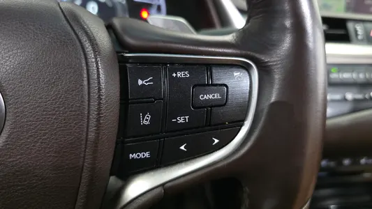 Lexus ES300h 7 2019 30