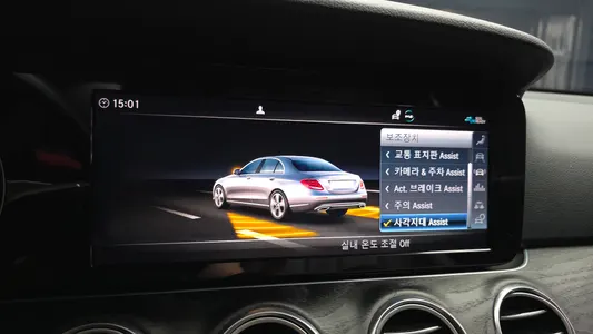 Mercedes-Benz E-Class W213 E220d 2020 16